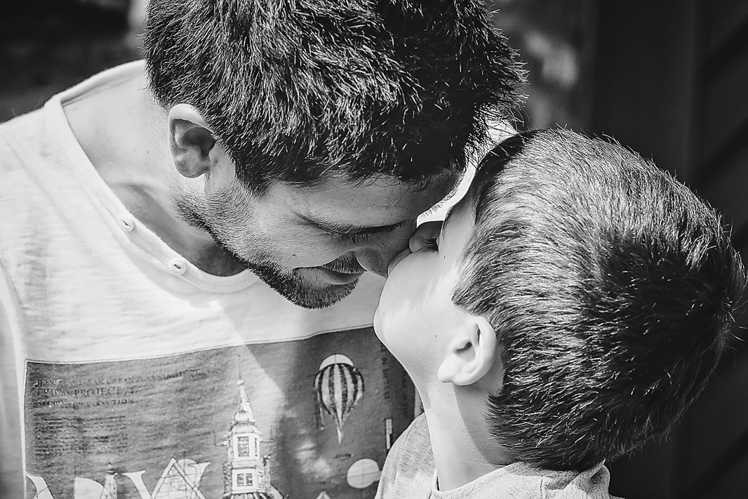 Vater und Sohn_Familienshooting_Aachen_Astrid Ebert Fotografie_SW