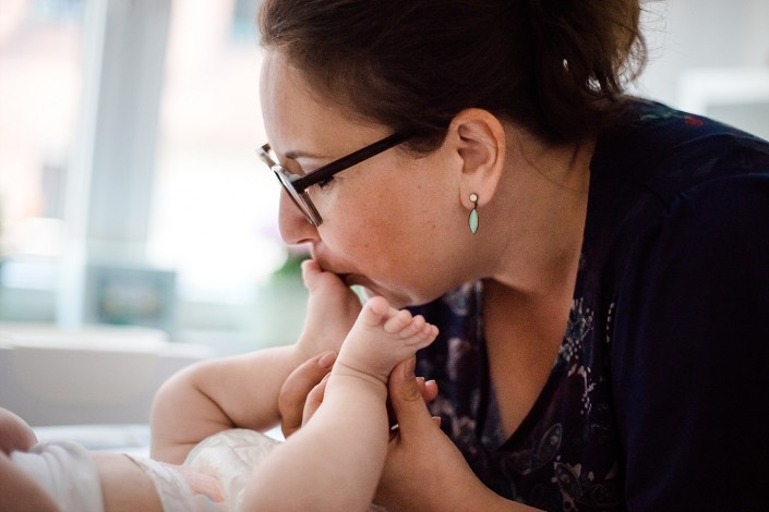 Familienbilder mit Baby zu Hause Familienreportage in Aachen