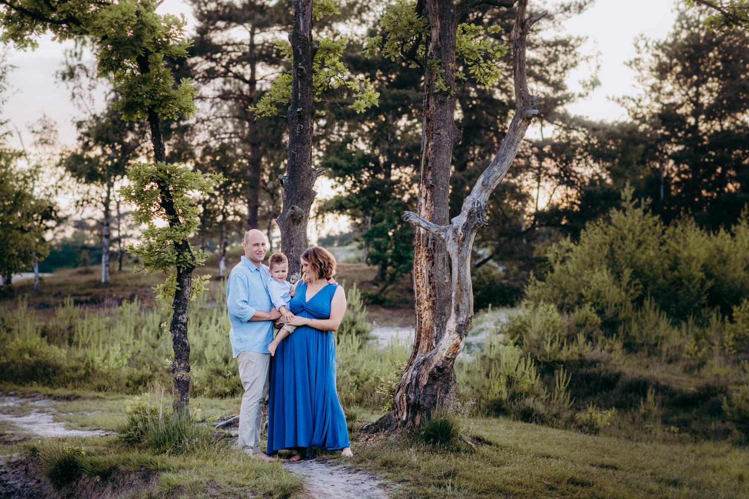 Babybauchbilder mit Familie im Abendlicht